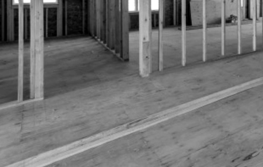 Plancher de contreplaqué et cloisons d'un chantier résidentiel
