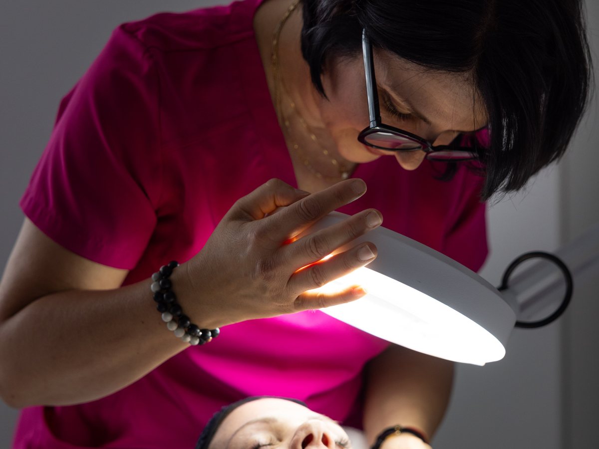 Bilan de peau complet sous lampe loupe