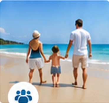 Famille marchant sur la plage